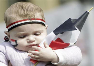 صور جامدة طفل مصري جميل يقبل علم مصر Child Kiss Egypt Flag Photo-عالم الصور